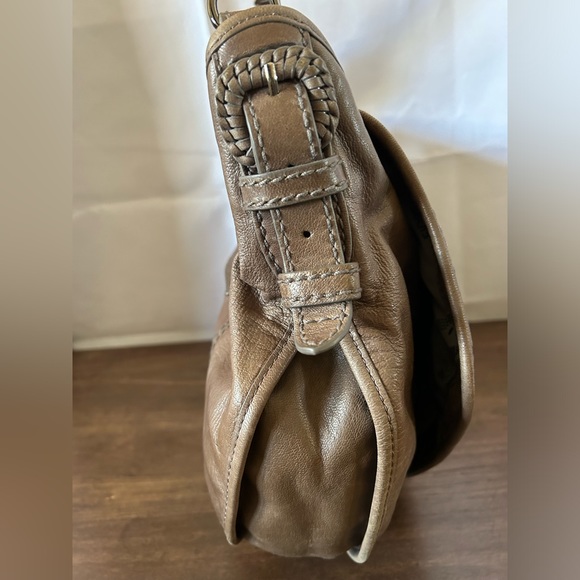 Isabella Fiore Bag with embroidered flap closure and removable crossbody strap - Picture 5 of 6